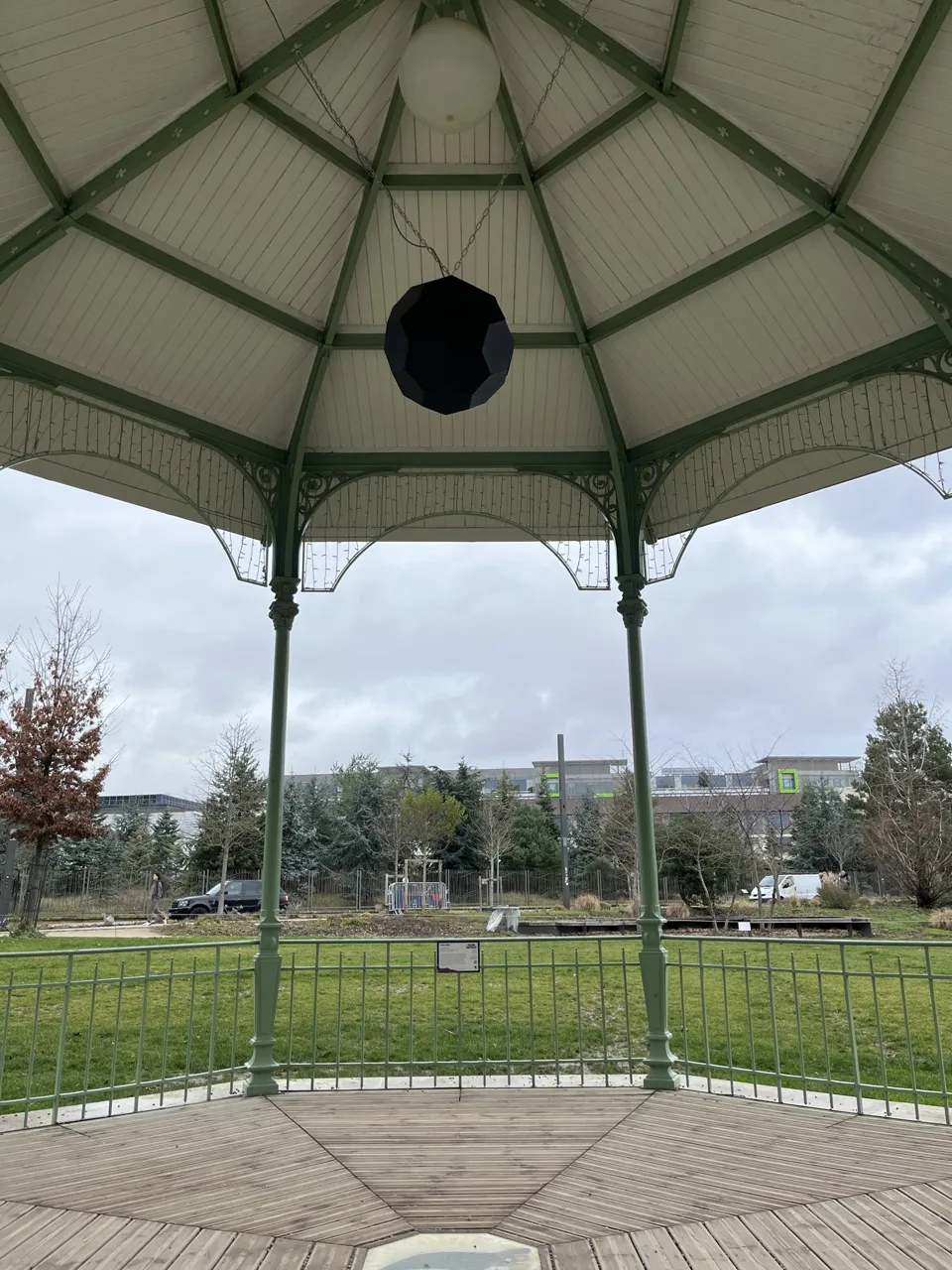 Fenêtre sur jardin — installation view in the garden pavilion
