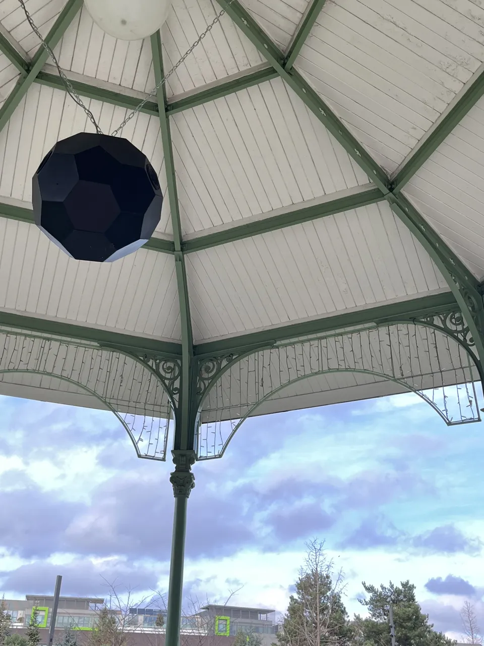 Fenêtre sur jardin — installation view in the garden pavilion